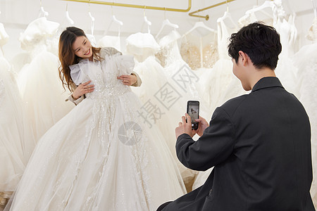 在婚纱店试穿婚纱的新娘图片