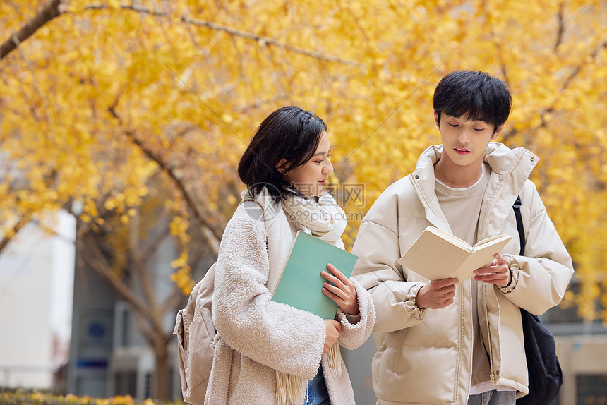 秋冬大学生户外学习形象图片