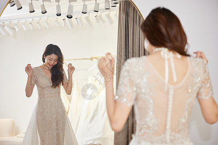 穿婚纱的女性看镜子表情惊喜图片