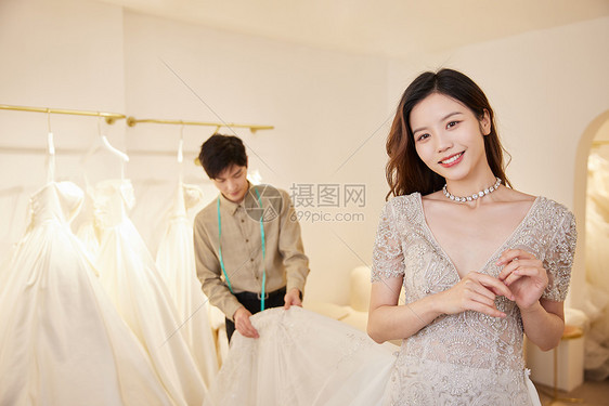 女性在婚纱店定制婚纱图片