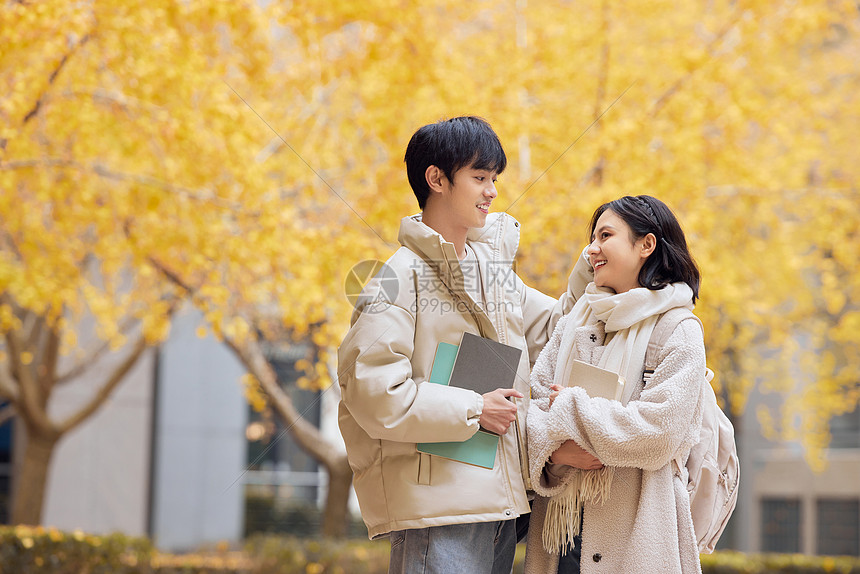秋冬校园里的大学生情侣图片
