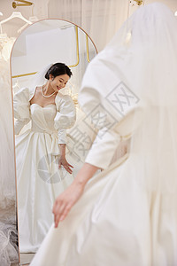 对着镜子试婚纱的新娘图片
