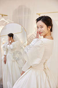 新娘对着镜子试婚纱高清图片
