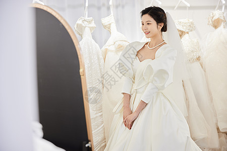 室内婚纱摄影在婚纱店挑选婚纱的女性背景