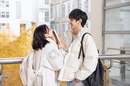 校园甜蜜大学生情侣图片