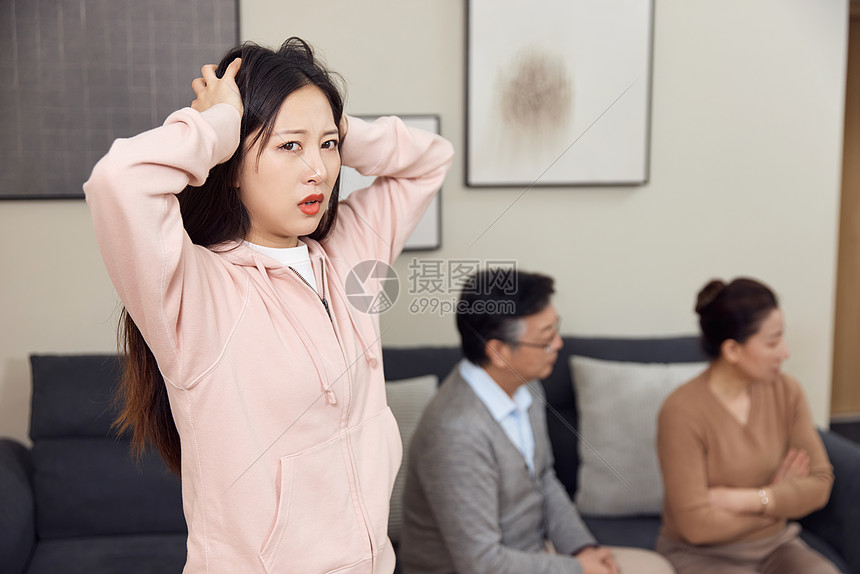 父母吵架难过抓狂的女儿图片