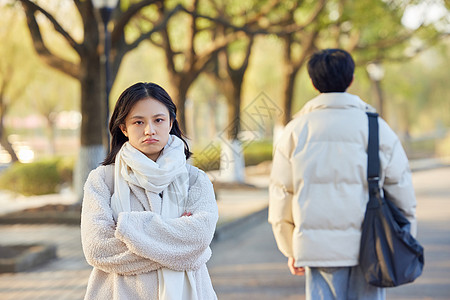 吵架闹矛盾的校园情侣图片