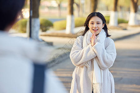 面露期待的年轻女大学生背景图片