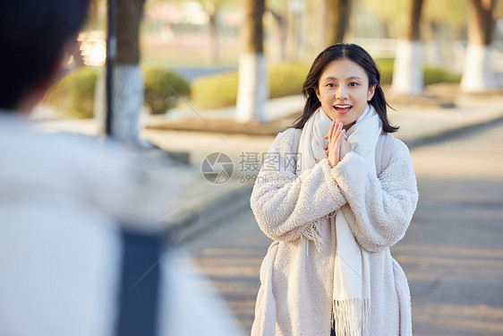 面露期待的年轻女大学生图片