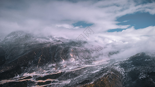 航拍川西甘孜藏族自治州折多山冬季大气蓝天白云背景图片