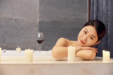 浴缸泡澡的女性形象图片