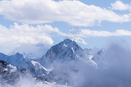川西折多山的云海雪山图片