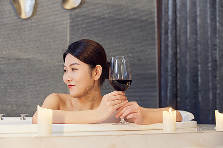 年轻美女浴缸泡澡喝红酒高清图片