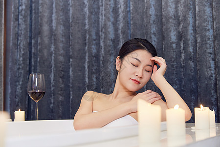 夜晚浴缸泡澡享受生活的女性背景图片