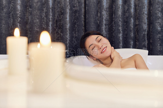 青年女性浴缸泡澡享受生活图片