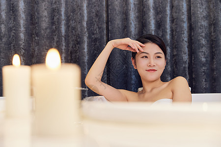 浴缸泡澡享受生活的青年女性背景图片