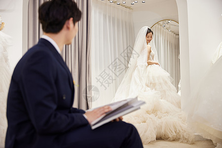 新郎等待新娘换完婚纱图片