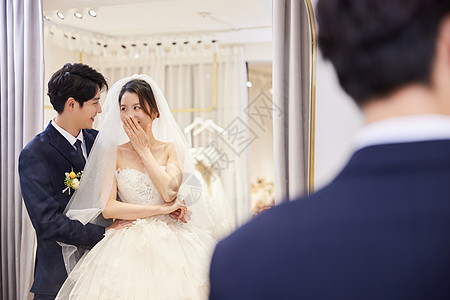 室内婚纱摄影试穿结婚礼服的新郎和新娘背景