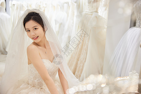 穿着婚纱的幸福新娘图片