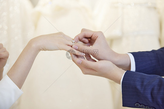 情人节情侣求婚戴戒指动作图片