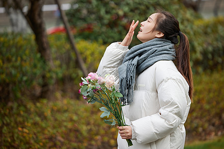 春季对花粉过敏的女性图片