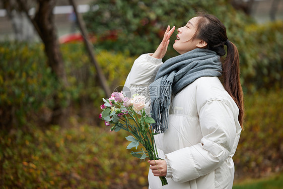 春季对花粉过敏的女性图片