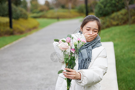 春季户外花粉过敏捂嘴的女性图片