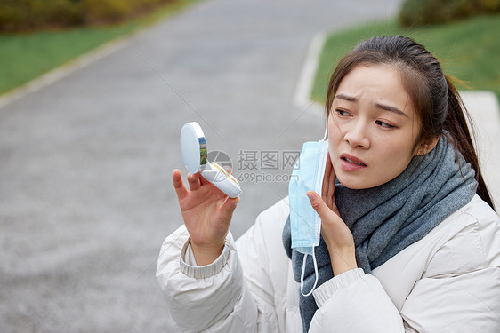 户外过敏的女性用化妆镜看脸图片