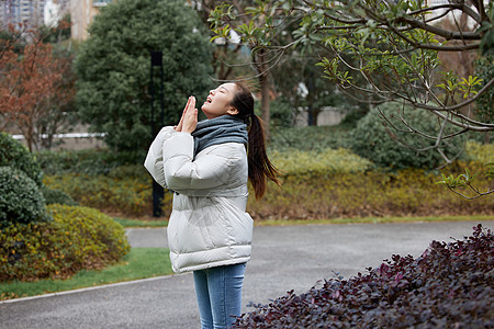 女性户外过敏鼻炎打喷嚏图片