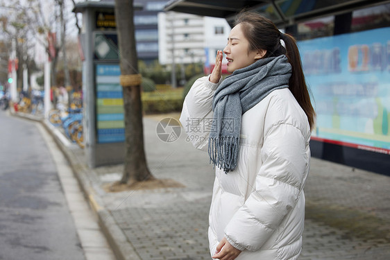 女性户外过敏鼻炎打喷嚏图片