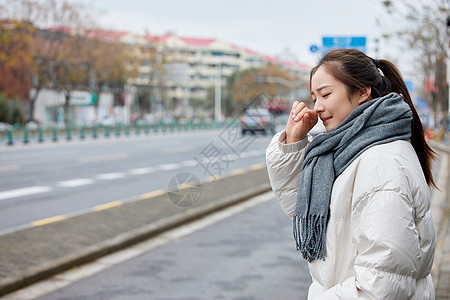 闻到尾气鼻子不舒服的女性图片