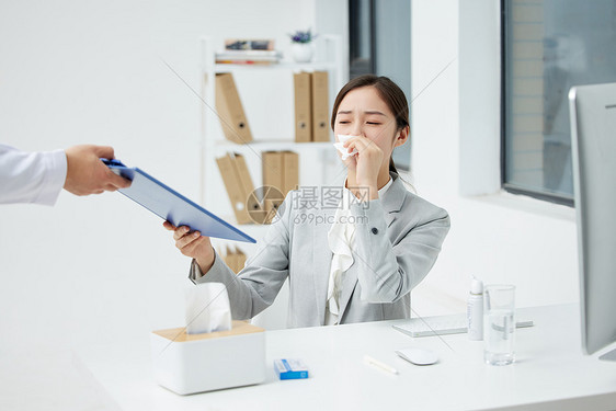 季节性鼻炎不舒服的职场女性图片