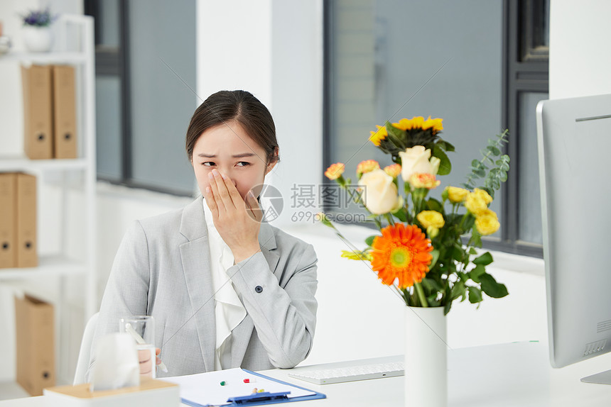 对花粉过敏的职场商务女性图片