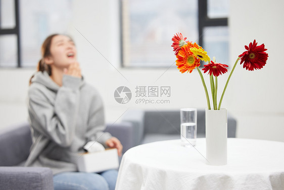 对花粉过敏的居家女性图片