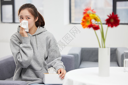 花粉过敏的居家女性图片