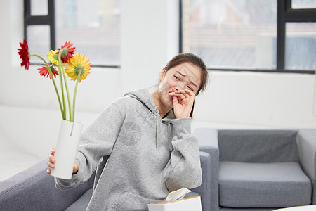 对花粉过敏难受的居家女性背景图片