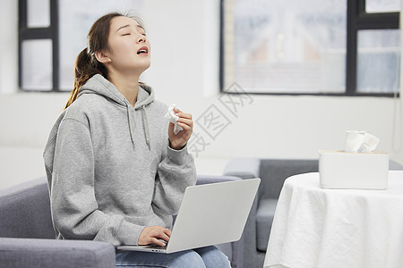 捂嘴笑室内打喷嚏流鼻涕的女性背景