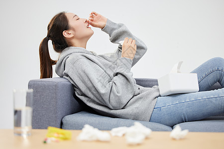 伦敦雾霾室内流鼻涕不舒服的女性背景