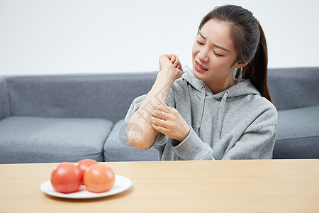 对食用西红柿过敏的青年女性图片