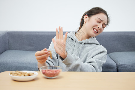 女性过敏抗拒坚果食物图片