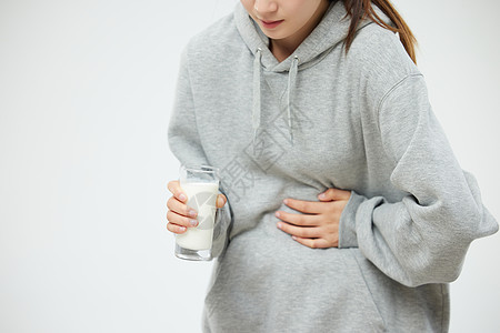 乳糖不耐的女性喝了牛奶肚子难受背景图片