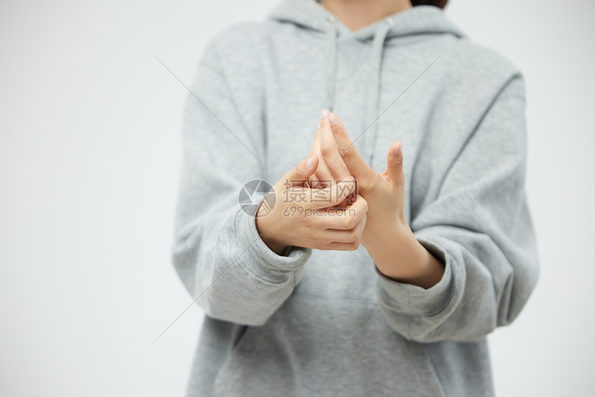 女性不舒服抓挠皮肤局部特写图片