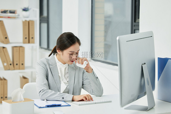 季节性鼻炎不舒服的职场女性图片