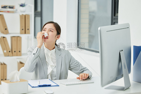 季节性鼻炎感冒的职场女性图片