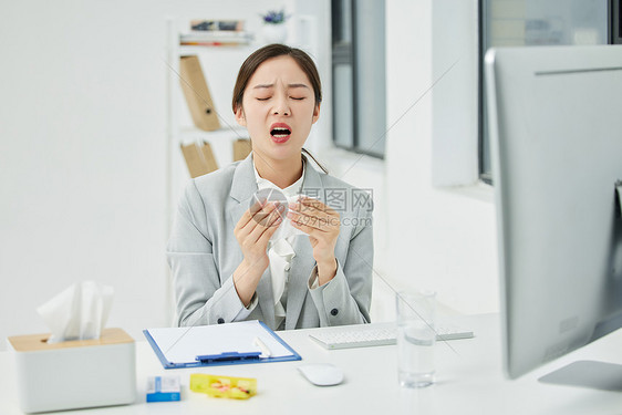 职场女性上班过敏打喷嚏图片