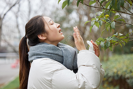 春季户外花粉过敏的女性图片