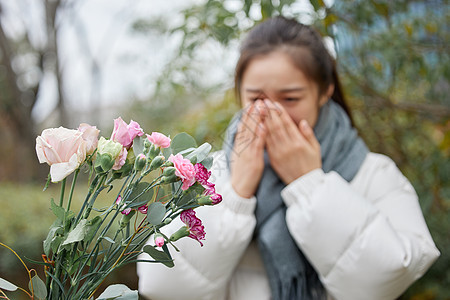 室外花粉过敏性鼻炎的女性图片