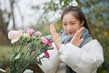 室外花粉过敏拒绝的女性图片