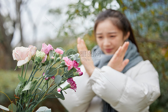 室外花粉过敏拒绝的女性图片