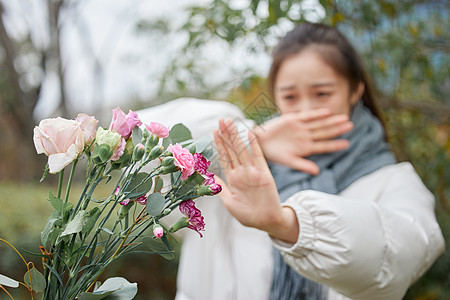 对花粉过敏感动不适的女性高清图片